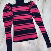 У новому стані яскравий гольф у рубчик ,розмір S.