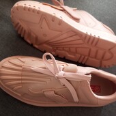 Кросівки;демісезон.