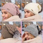 Жіноча в'язана шапка на флісі з натуральним помпоном в кольорах.