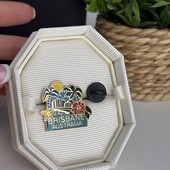 Красива. Брендована емальована пін брошка