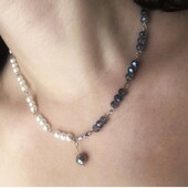 Кольє ручної роботи з кришталю та перлів.