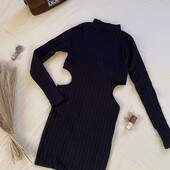 Чорна сукня-резинка з вирізами