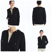 Класне трикотажне худі- пайта на блискавці з капюшоном.