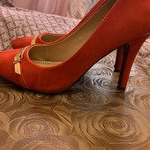 Красивые красные туфельки