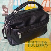 Сумочка середнього розміру з безліччю кишень!