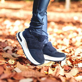 Чорні жіночі зимові теплі з хутром тедді на липучці на білій підошві, кросівки чорні зима