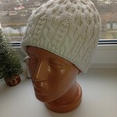 Вязана шапка в кремовому кольорі