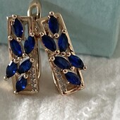 Новинка!Красивые серьги с синими и белыми цирконами!!Смотрятся нежно и красиво,размер 2 см/0.7 см