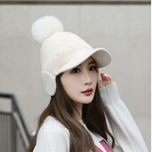 Тепла шапка з козирком і утепленням — стиль і захист від холоду