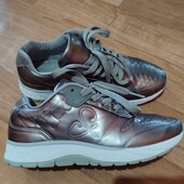 Кросівки для дівчинки зручні і практичні