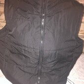 Безрукавка жіноча в гарному стані .