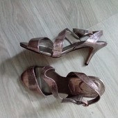 Розпродаж!!! Фирменные новые красивые босоножки р.39 на ножку 25, 5 см