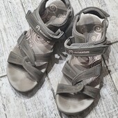 Фирменные спортивные босоножки.