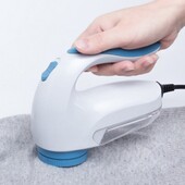 Машинка для удаления катышков с одежды, работает от сети.