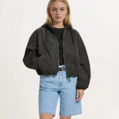 Чорна куртка з капюшоном cropp
