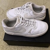 Фірмові, шкіряні кросівки "Nike". Розмір 39. Устілка 25 см. Оригінал!